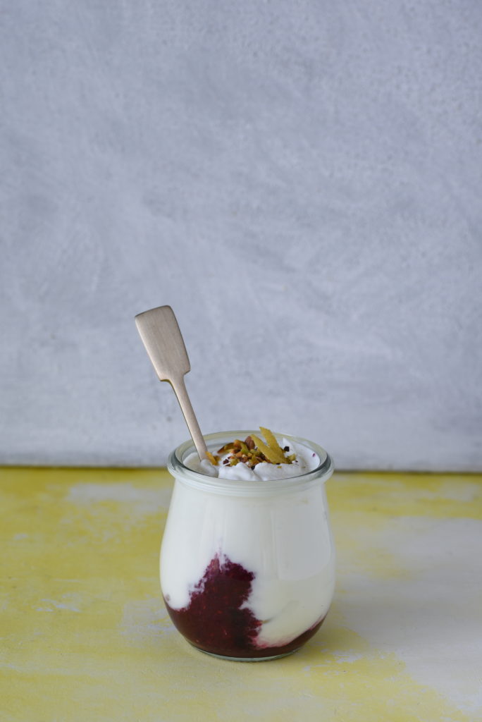 Joghurt mit frischen Früchten