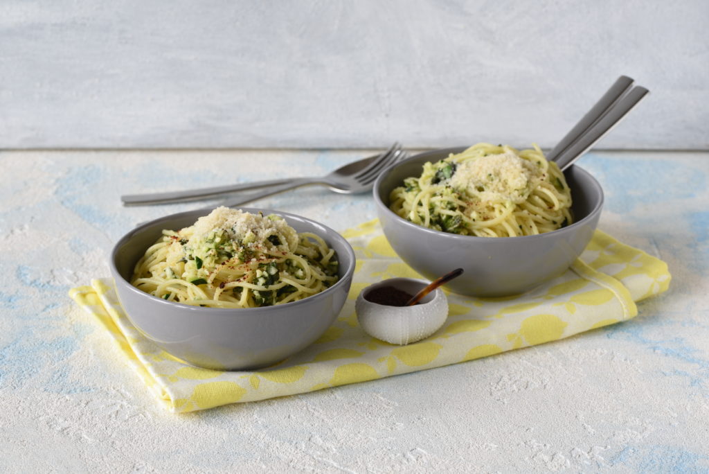 Blitz-Pasta mit Zucchini-Minze-Salsa