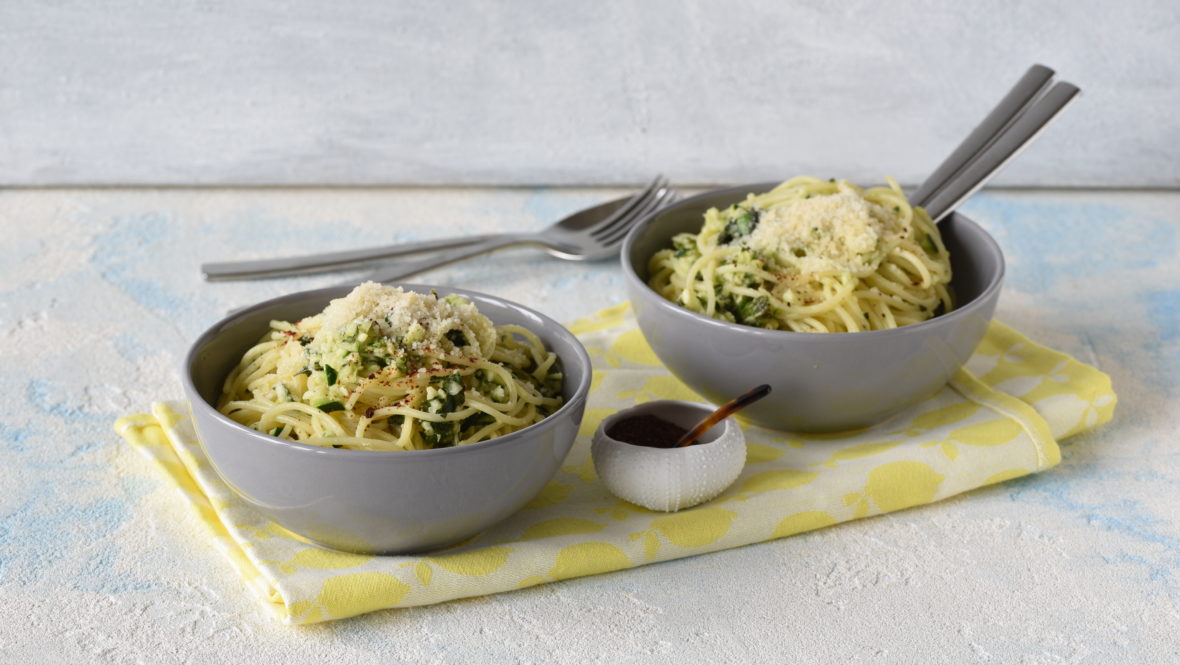 Blitz-Pasta mit Zucchini-Minze-Salsa